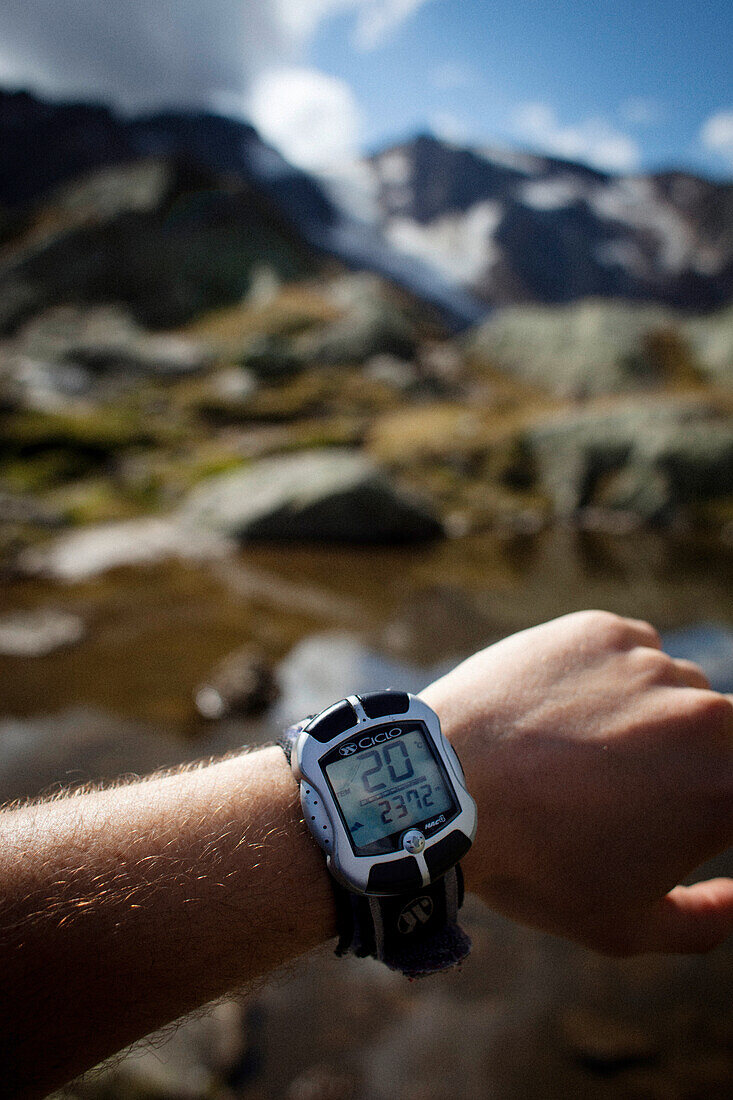 Blick auf einen Höhenmesser, Aufstieg zur Bremer Hütte (2413 m), Hinteres Gschnitztal, Stubaier Alpen, Tirol, Österreich