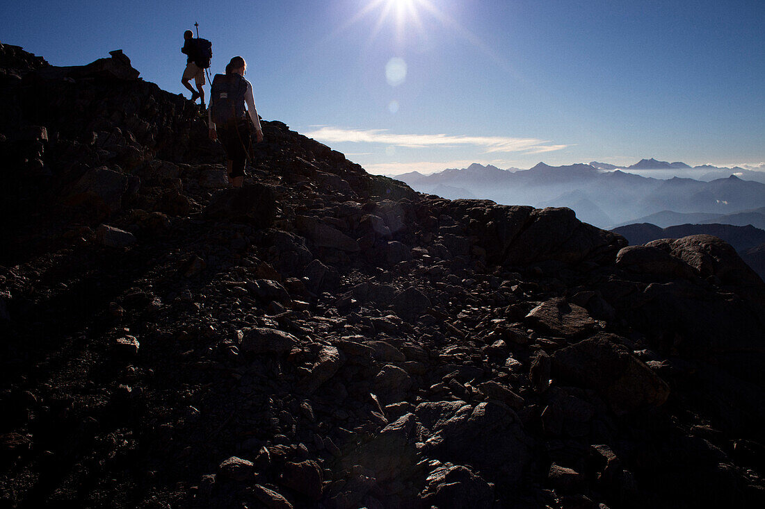 Zwei Leute wandern durch Geröllfeld, Aufstieg zum Habicht (3277 m), Stubaier Alpen, Tirol, Österreich