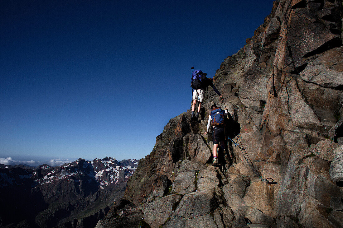 Zwei Wanderer klettert durch Felsen, Aufstieg zum Habicht (3277 m), Stubaier Alpen, Tirol, Österreich
