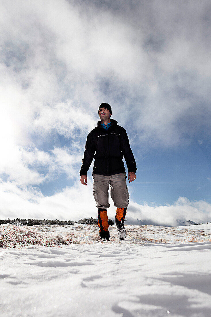 Wanderer läuft in verschneiter Landschaft, Aufstieg zum Unnütz (2078 m), Rofan, Tirol, Österreich