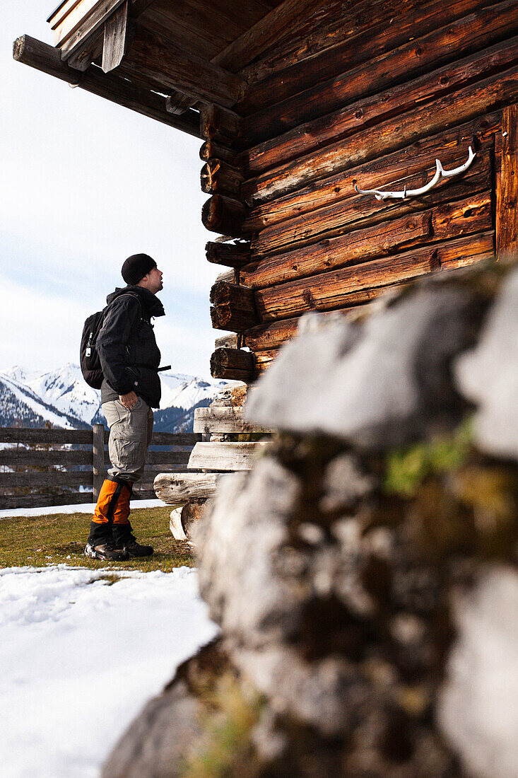 Wanderer und Holzhütte, Alm, Abstieg vom Unnütz (2078 m), Rofan, Tirol, Österreich