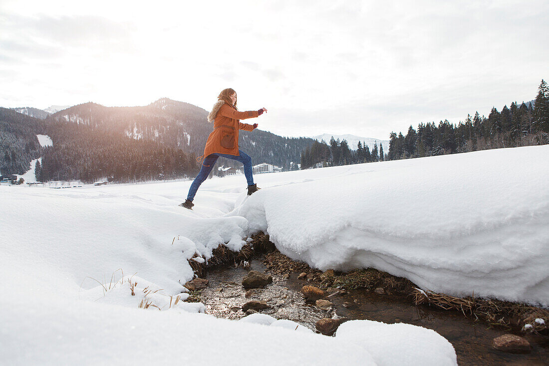 Junge Frau im Schnee, Spitzingsee, Oberbayern, Bayern, Deutschland