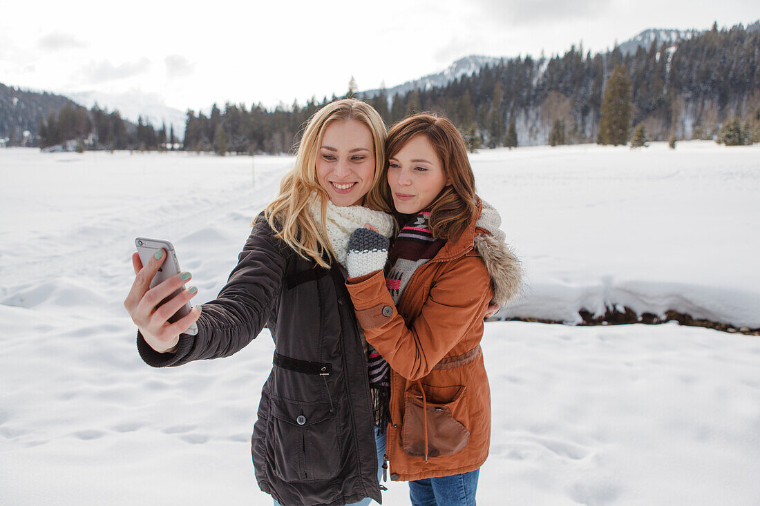 Zwei junge Frauen machen ein Selfie, Spitzingsee, Oberbayern, Bayern, Deutschland