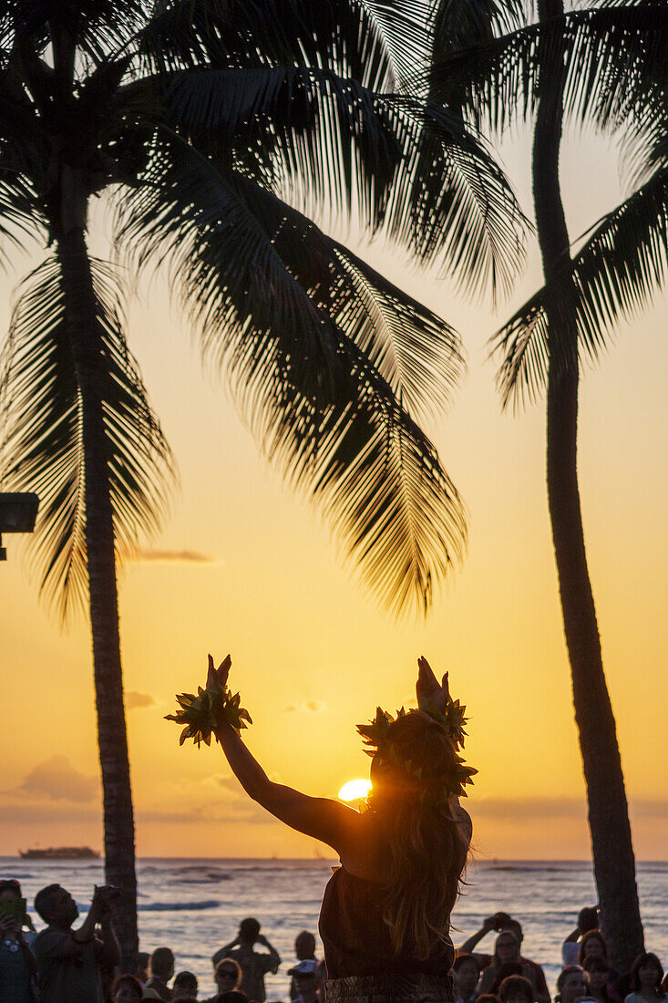 Hawaii, Hawaiian, Honolulu, Waikiki Beach, Kuhio Beach Park, Hyatt Regency Hula Show, free event, audience, watching, Pacific Ocean, woman, dancer, palm trees, sunset.
