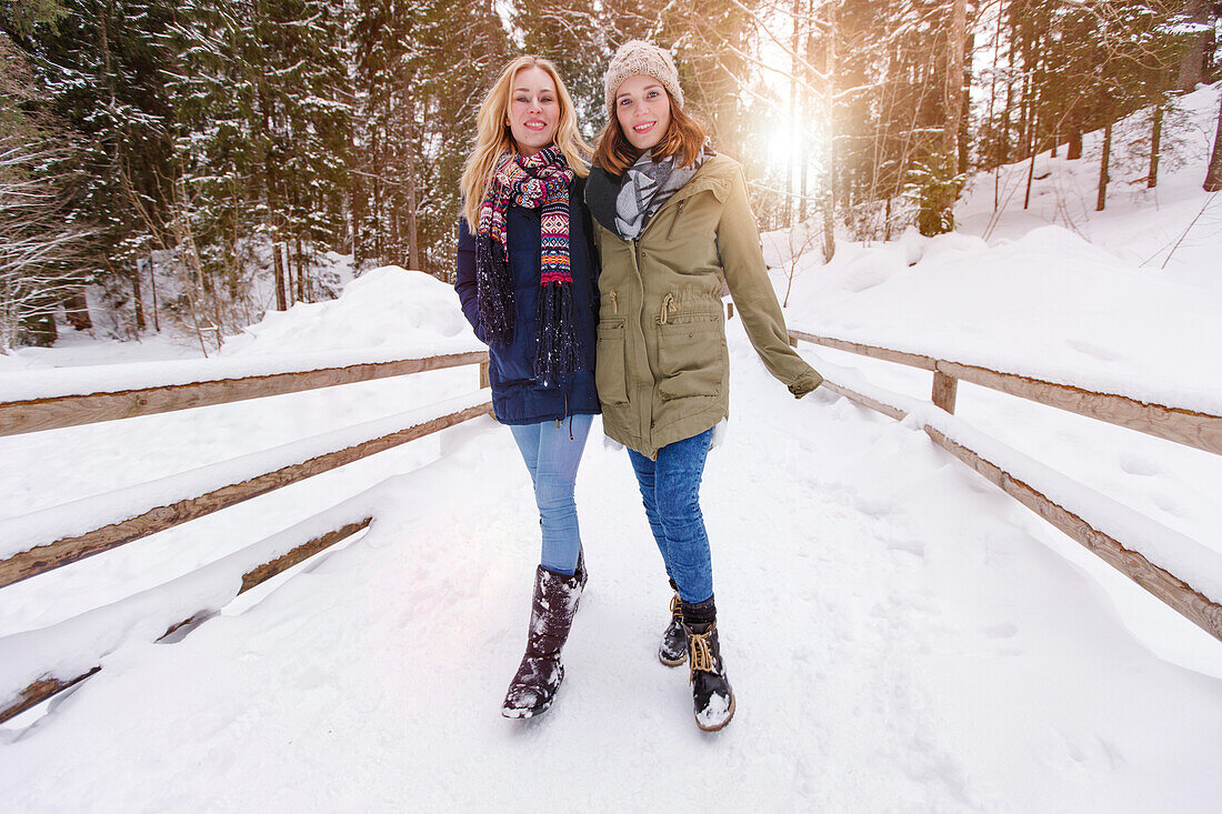 Zwei junge Frauen im Schnee, Spitzingsee, Oberbayern, Bayern, Deutschland