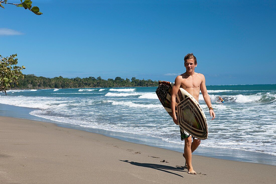 Surfer im Cahuita-Nationalpark, Costa Rica, Mittelamerika