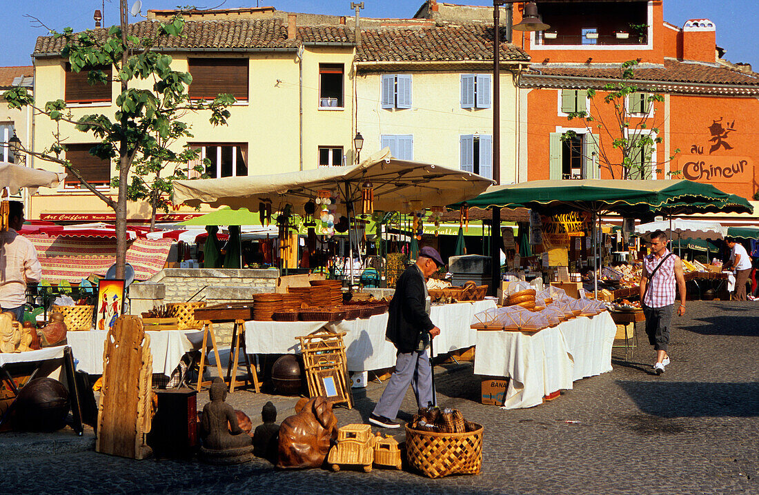 LIsle sur la Sorgue, France, Provence, Vaucluse, town, city, houses, homes, market, market stalls
