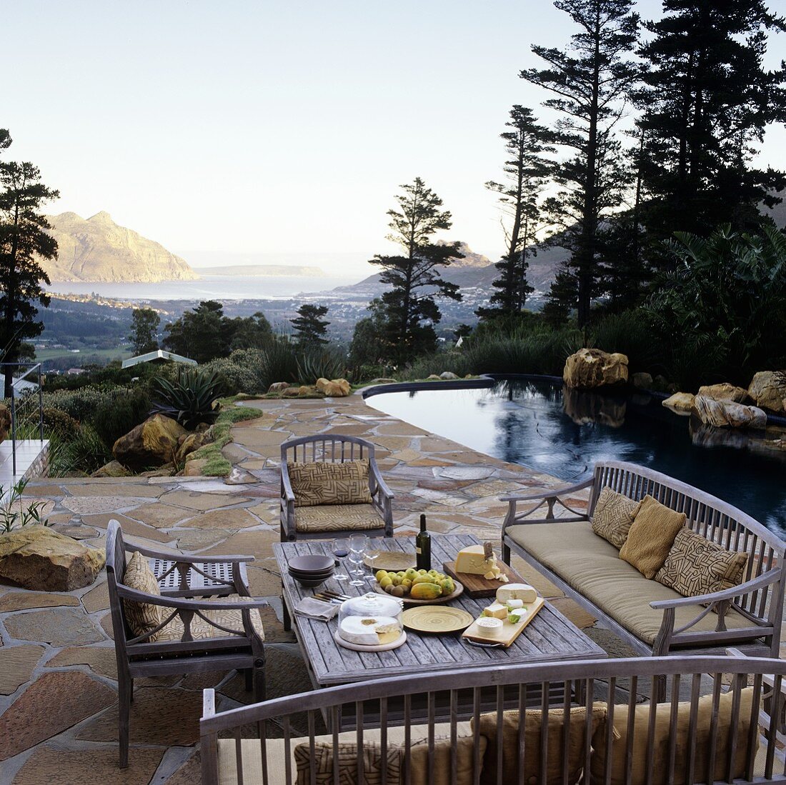 Abendbrot auf der Terrasse am Pool mit Blick über die südafrikanische Landschaft