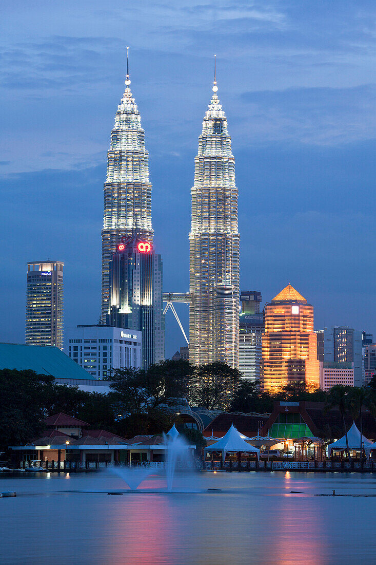 Malaysia, Asia, Kuala Lumpur, town, city, Petronas Towers, Skyline, Wasserfontaine, evening, lights, illumination,