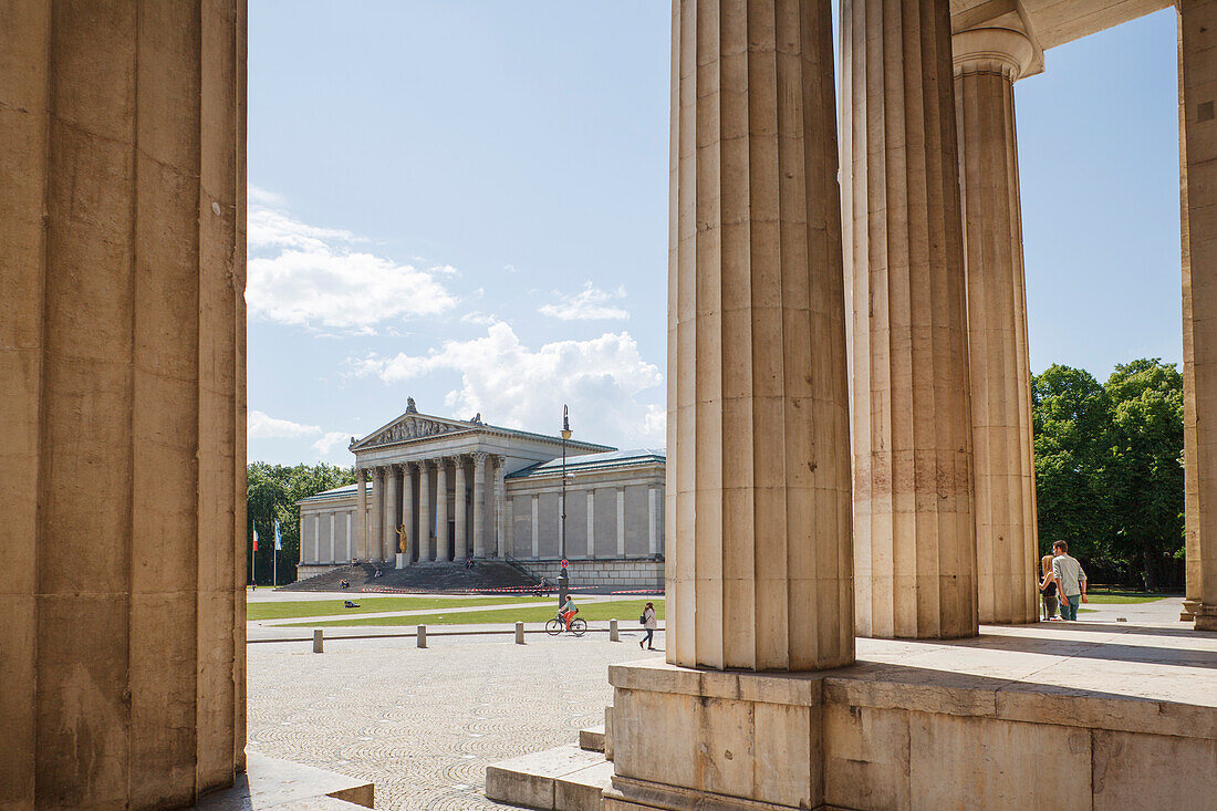 Königsplatz mit Gebäude der staatlichen Antikensammlung, von der Säulenhalle der Propyläen gesehen, Kunstmuseum für antike Kunst, Architekt Leo von Klenze, 19.Jhd., Königsplatz, München, Oberbayern, Bayern, Deutschland, Europa