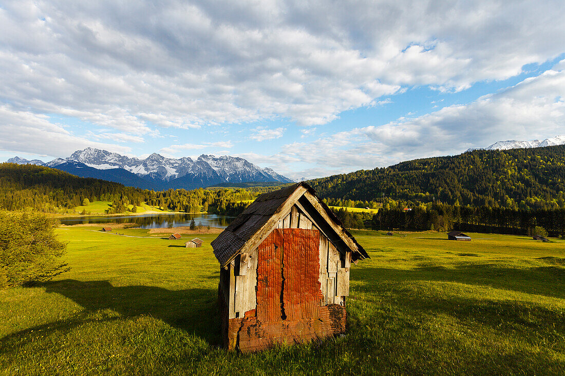 Geroldsee bei Mittenwald im Frühling, Heustadel, Scheunen, Karwendelgebirge, Berge, Werdenfelser Land, Bayerische Alpen, Oberbayern, Bayern, Deutschland, Europa