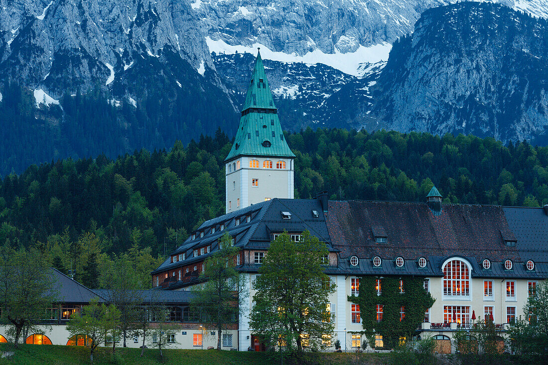 Schloss Elmau palace near Klais, 20. Jhd., architect Carlo Sattler, hotel, Wetterstein mountains, Spring, near Mittenwald, Werdenfelser Land, Bavarian Alps, Upper Bavaria, Bavaria, Germany, Europe