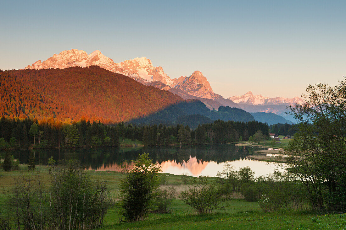 Geroldsee bei Mittenwald im Frühling, Wettersteingebirge, Alpspitze, Zugspitze, Waxenstein, Berge, Werdenfelser Land, Bayerische Alpen, Oberbayern, Bayern, Deutschland, Europa