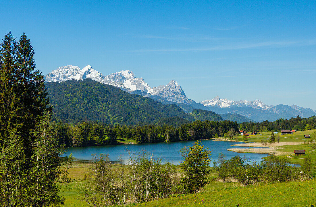 Geroldsee bei Mittenwald im Frühling, Heustadel, Wettersteingebirge, Alpspitze, Zugspitze, Waxenstein, Berge, Werdenfelser Land, Bayerische Alpen, Oberbayern, Bayern, Deutschland, Europa