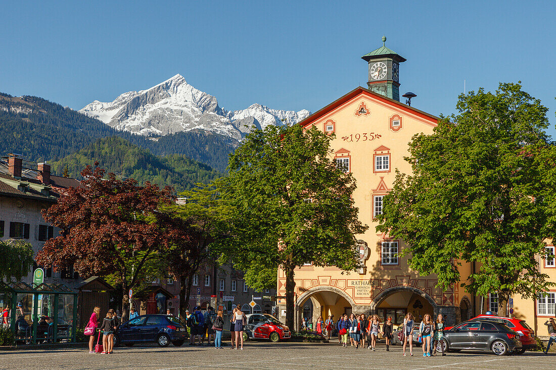 Rathausplatz, Town Hall Square with town hall, Wetterstein mountains with Alpspitze, Partenkirchen, Garmisch-Partenkirchen, Werdenfelser Land, Baverian Alps, Upper Baveria, Bavaria, Germany, Europe