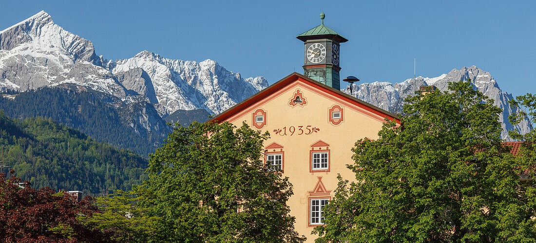 Town hall, Wetterstein mountains with Alpspitze und Zugspitze, Partenkirchen, Garmisch-Partenkirchen, Werdenfelser Land, Baverian Alps, Upper Baveria, Bavaria, Germany, Europe