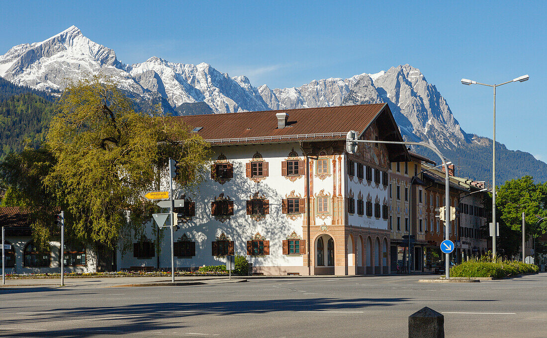 Haus am Rathausplatz in Partenkirchen, Wettersteingebirge mit Alpspitze und Zugspitze, Partenkirchen, Garmisch-Partenkirchen, Werdenfelser Land, Bayerische Alpen, Oberbayern, Bayern, Deutschland, Europa