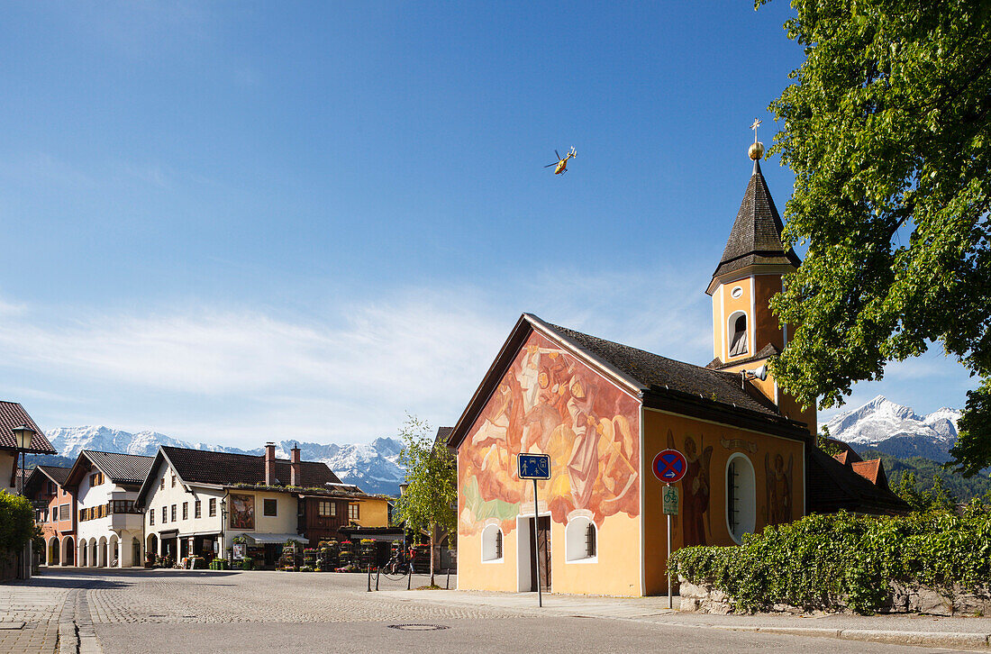 Sebastianskapelle, Kirche St. Sebastian, 17.-18. Jhd., Hubschrauber, Wettersteingebirge mit Alpspitze, Berg, Frühling, Partenkirchen, Garmisch-Partenkirchen, Werdenfelser Land, Bayerische Alpen, Oberbayern, Bayern, Deutschland, Europa