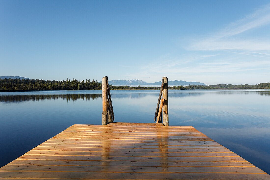 Wooden pier, bathing pier at lake Kirchsee near Sachsenkamm, moorland lake, Ellbach and Kirchseemoor nature reserve, Bavarian alpine foreland, Landkreis Bad Toelz- Wolfratshausen, Upper Bavaria, Bavaria, Germany, Europe