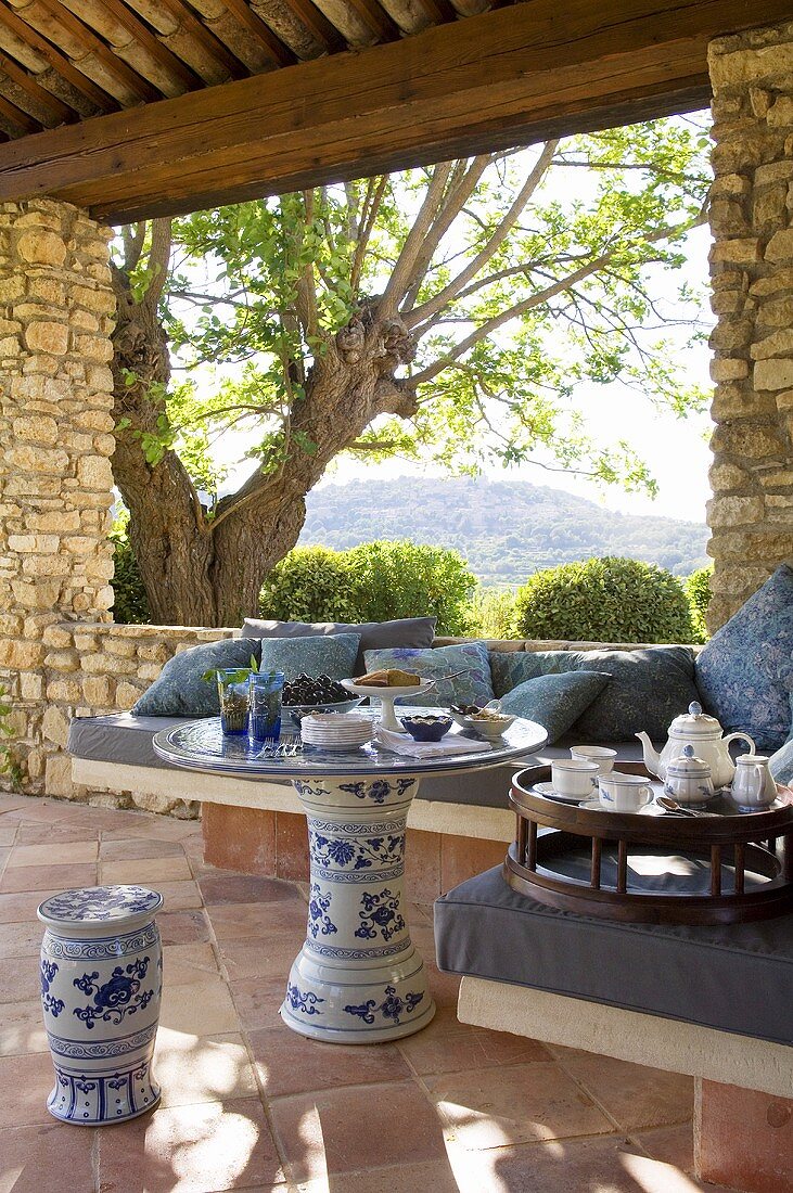 Kaffeepause in der Loggia mit Polstern auf Eckbank und Ausblick auf die Mediterraner Landschaft