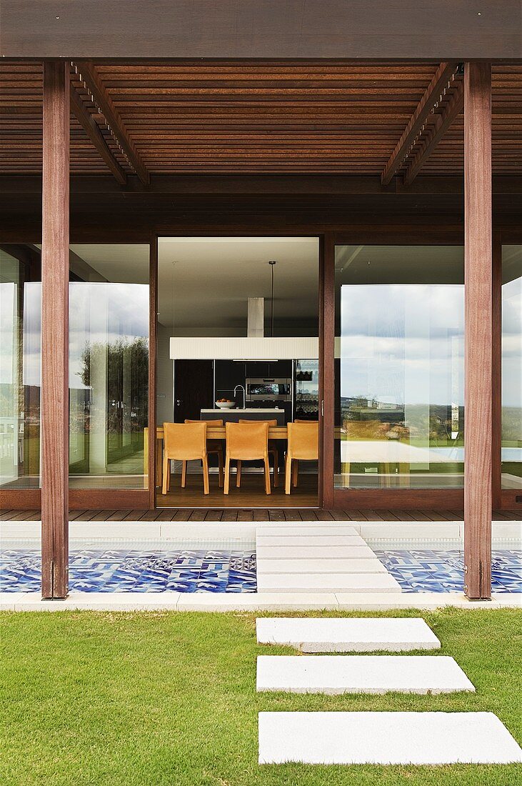 Terrasse mit Gartenweg und Blick ins Hausinnere