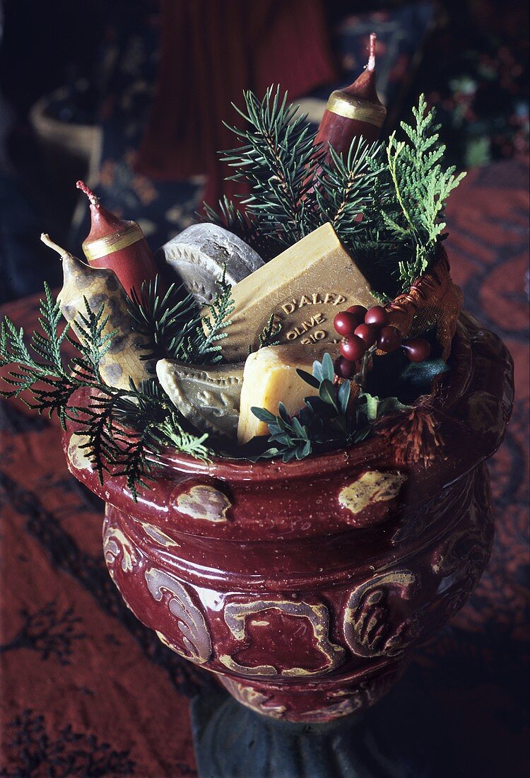 Weihnachtsgesteck im roten Keramiktopf