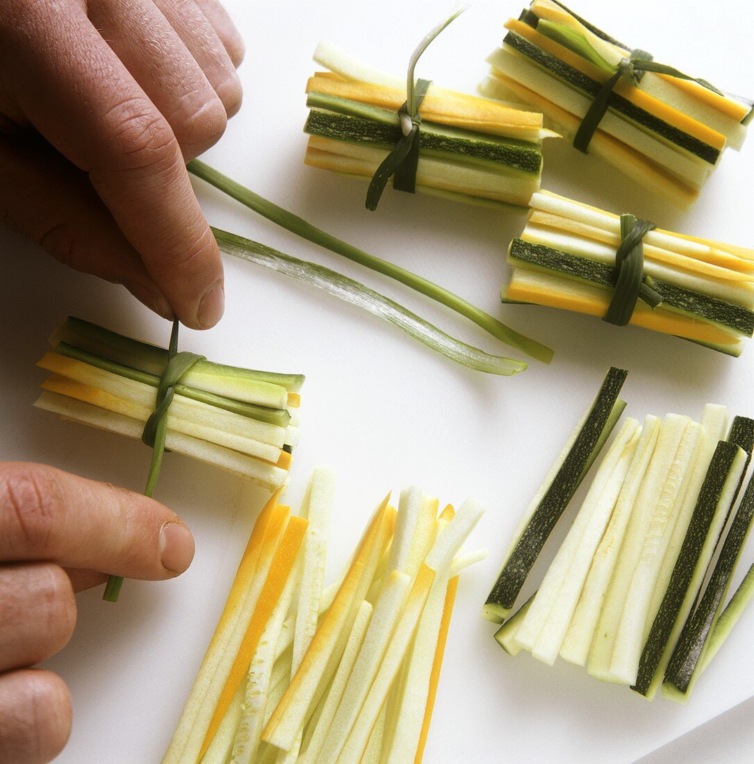 Bunte Zucchinibündel