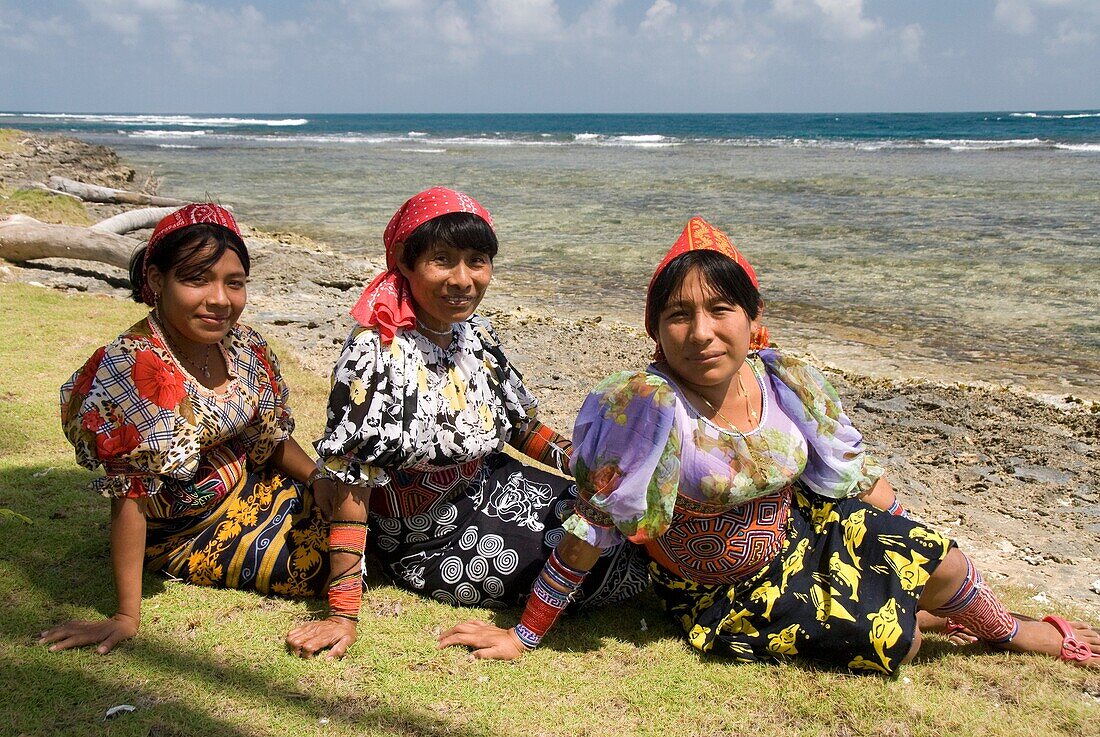 Kuna women, Yandup Island, San Blas Islands also called Kuna Yala Islands, Panama