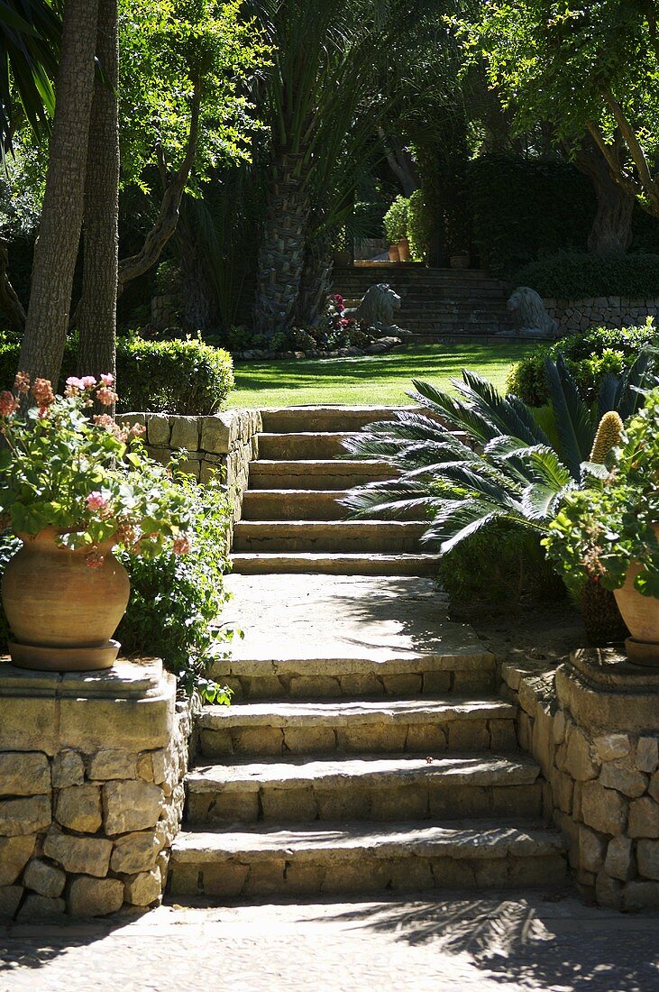 Mediterraner Garten mit Steintreppe