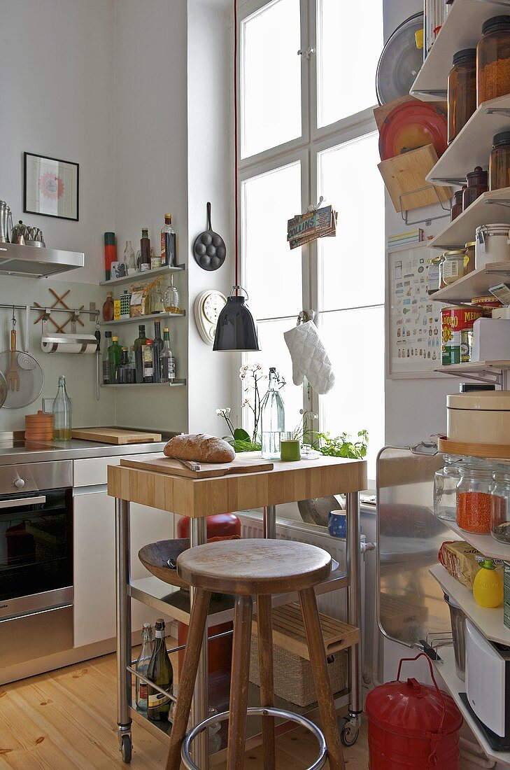 Free standing chopping block in modern kitchen