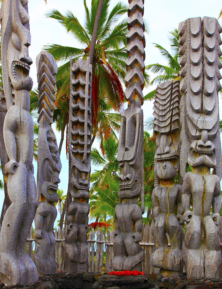 Hawaii, Big Island, Puuhonua o Honaunau, National Historic Park, statues, wood carving,.