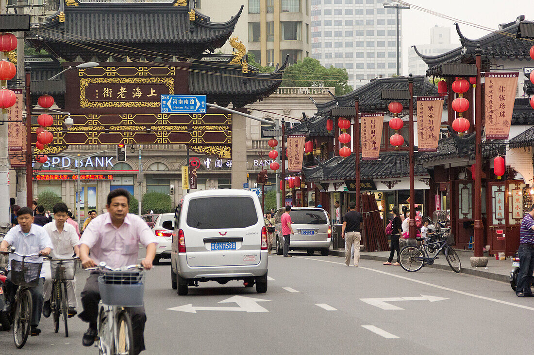 Afternoon shot of Yuyuan Market, a very famous shopping touristic center in Shanghai, China.