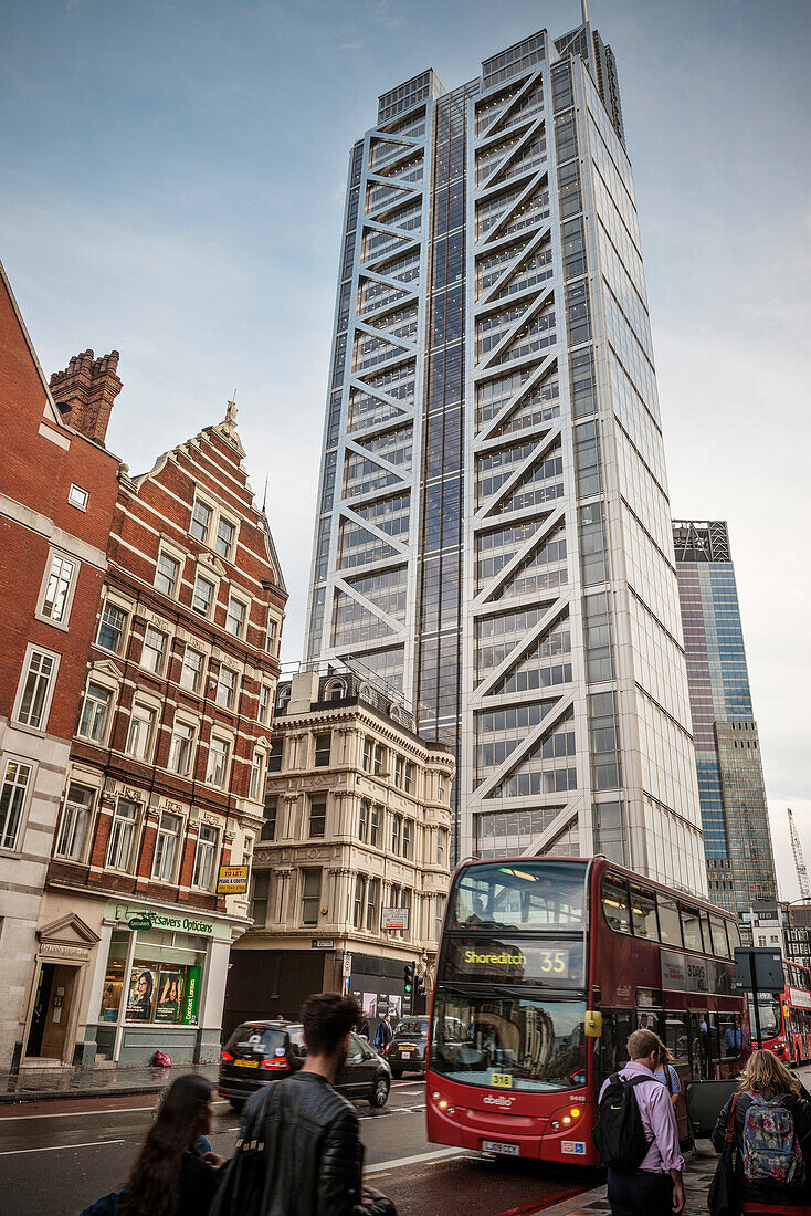 moderne und klassische Architektur mit typischem roten Bus, Liverpool Street, London, England, Vereinigtes Königreich, Europa