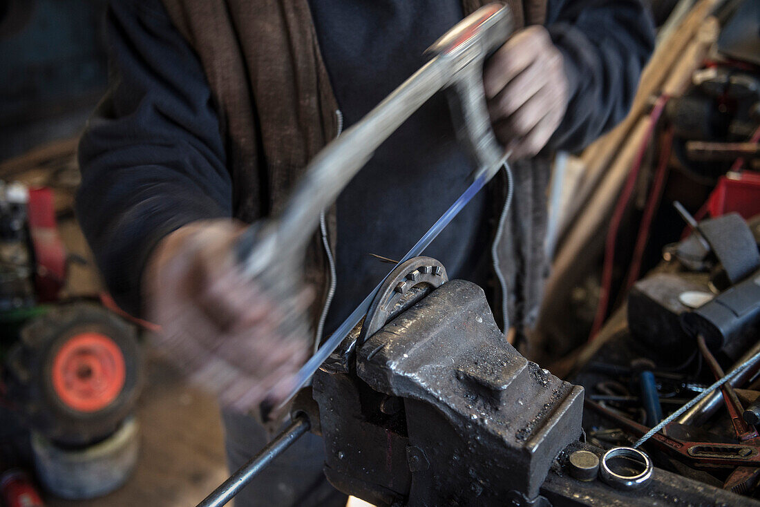 Bearbeitung eines Hufeneisens durch einen Hammerschmied, Vellberg, Landkreis Schwäbisch Hall, Baden-Württemberg, Deutschland