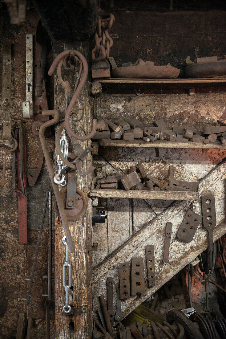 Werkstatt eines Hammerschmieds mit diversen Werkzeugen, Vellberg, Landkreis Schwäbisch Hall, Baden-Württemberg, Deutschland