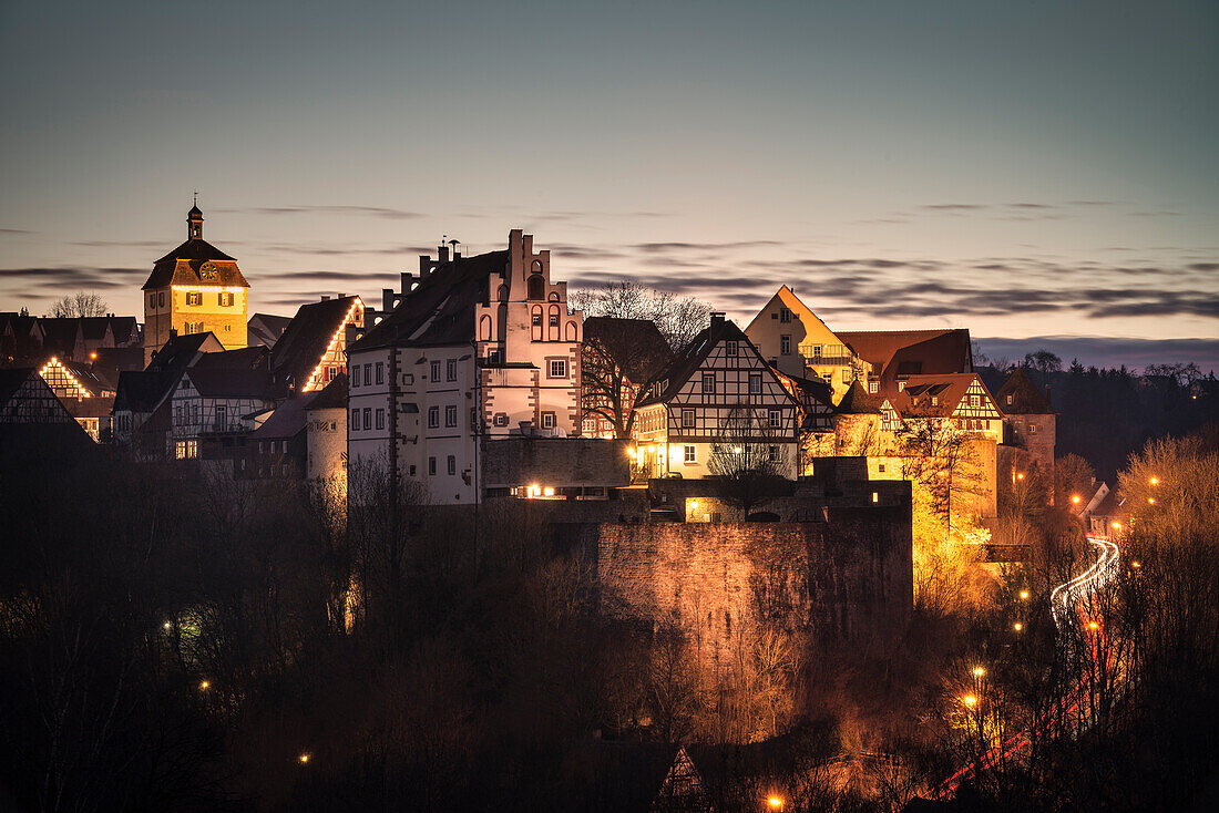 nächtliche Ansicht des historischen Stadtkern von Vellberg mit Stadtmauer, Schloss und Fachwerk Häusern, Landkreis Schwäbisch Hall, Baden-Württemberg, Deutschland