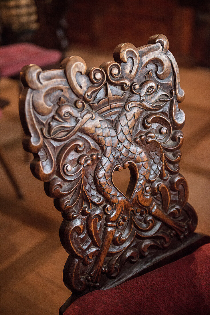 antiker Stuhl mit Wappen Drachen Schnitzerei, Landkreis Schwäbisch Hall, Baden-Württemberg, Deutschland