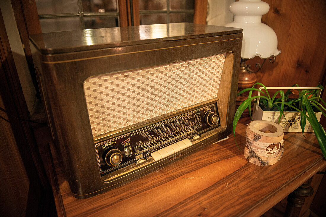 historisches Radio Gerät im Gasthof in Vellberg, Landkreis Schwäbisch Hall, Baden-Württemberg, Deutschland