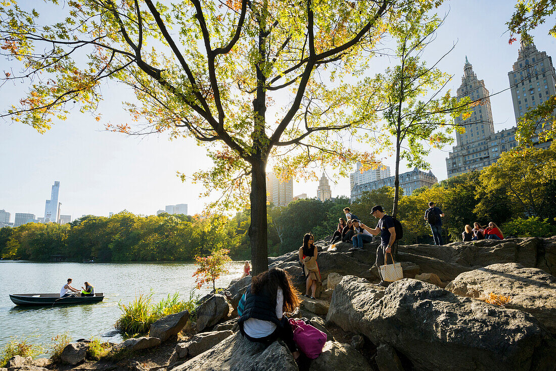 Leute entspannen sich, Lake, Central Park, Manhattan, New York, USA