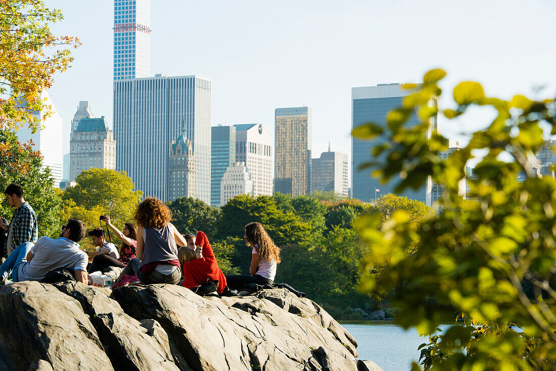Young people relaxing at the lake, Central Park, Manhattan, New York, USA