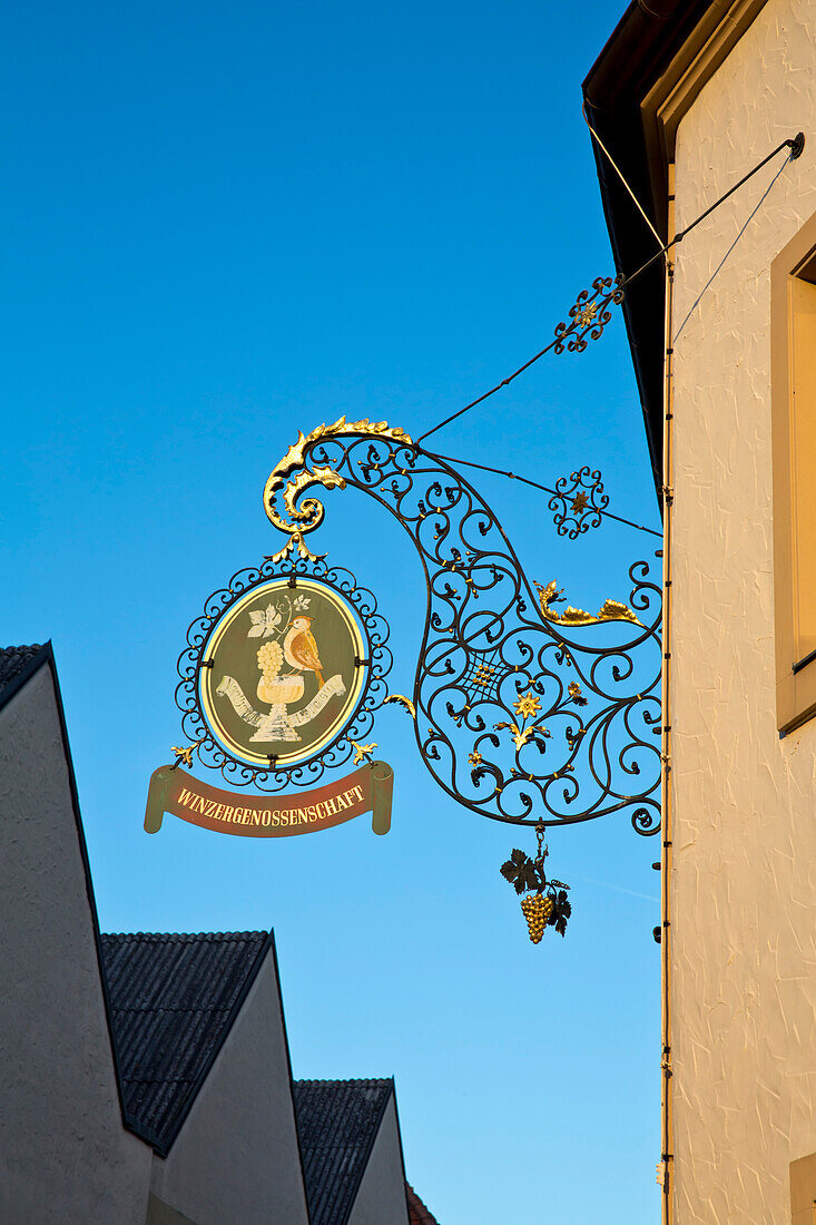 Reich verziertes Schild der Winzergenossenschaft Nordheim am Ladengeschäft Divino, Nordheim, Franken, Bayern, Hessen, Deutschland, Europa