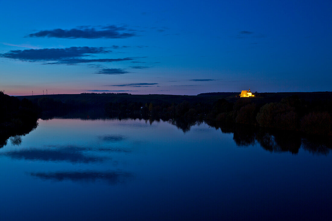 Spiegelung im Fluss Main mit beleuchteter Wallfahrtskapelle Maria im Weingarten im Dämmerlicht, Volkach, Franken, Bayern, Deutschland, Europa