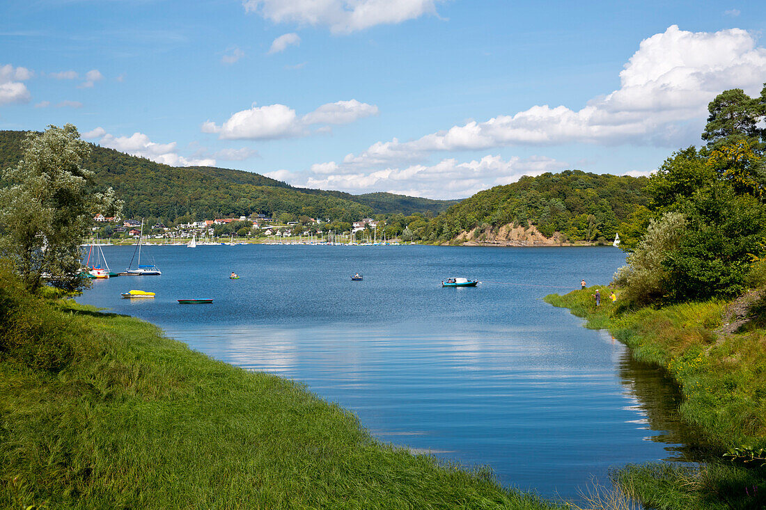 Lake Edersee in summertime with boats and fishermen on the shore, Lake Edersee, Hesse, Germany, Europe