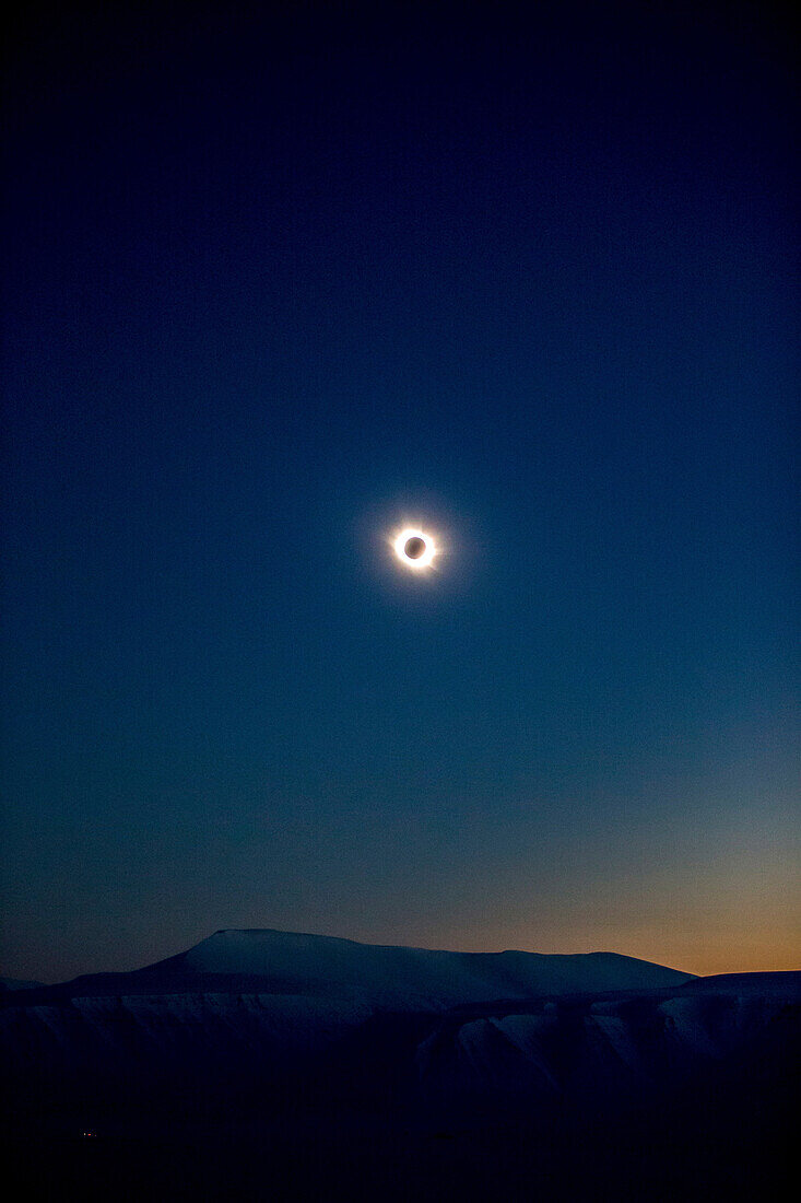 Winterliche Landschaft bei der totalen Sonnenfinsternis auf Spitzbergen, Svalbard, Norwegen