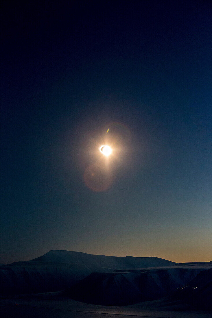 Großaufnahme der Sonne während der totalen Sonnenfinsternis auf Spitzbergen, Svalbard, Norwegen