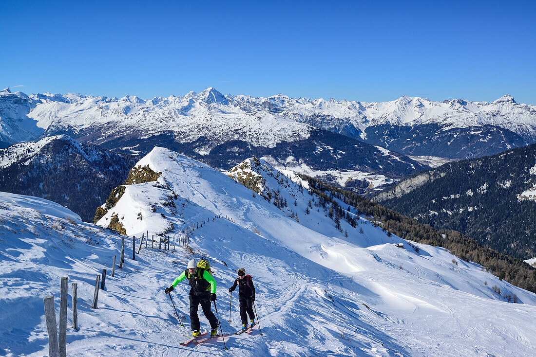 Mann und Frau auf Skitour steigen zur Gammerspitze auf, Stubaier Alpen im Hintergrund, Gammerspitze, Schmirntal, Zillertaler Alpen, Tirol, Österreich
