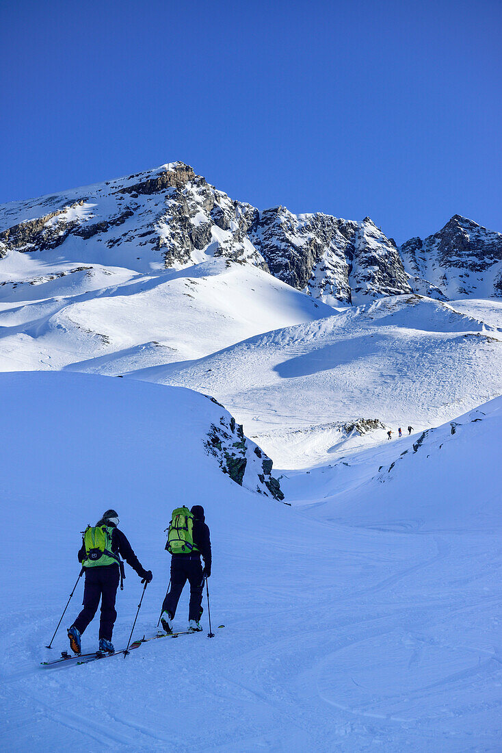 Zwei Personen auf Skitour steigen zum Kleinen Kaserer auf, Kleiner Kaserer, Schmirntal, Zillertaler Alpen, Tirol, Österreich