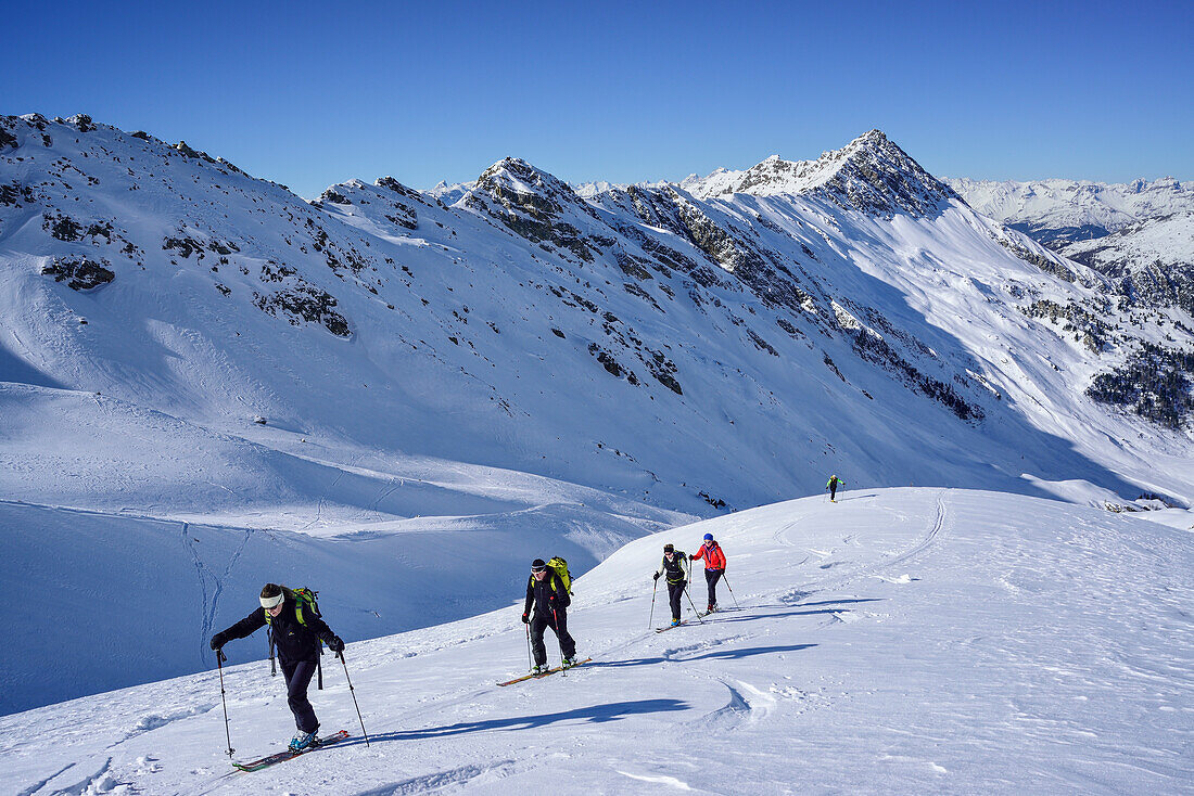 Mehrere Personen auf Skitour steigen zum Kleinen Kaserer auf, Hohe Warte im Hintergrund, Kleiner Kaserer, Schmirntal, Zillertaler Alpen, Tirol, Österreich