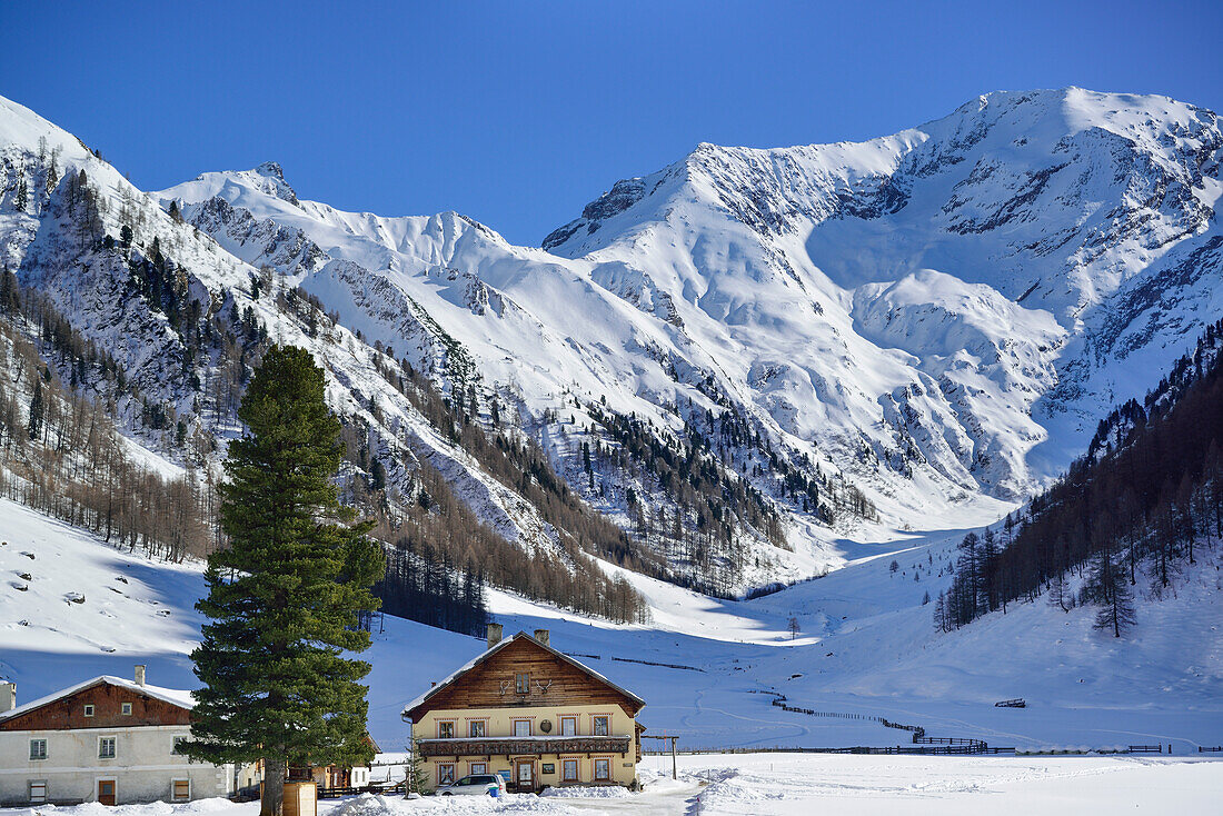 Bergbauernhof vor Kleinerer Kaserer, Schmirntal, Zillertaler Alpen, Tirol, Österreich