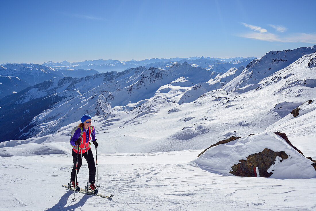 Frau auf Skitour steigt zur Schneespitze auf, Schneespitze, Pflerschtal, Stubaier Alpen, Südtirol, Italien
